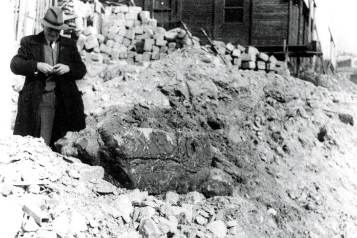 Fernand Benoit, alors directeur des Antiquités historiques et responsables des fouilles, lors de la découverte du chapiteau ionique en 1952. © SRA, DRAC PACA, archives Benoit