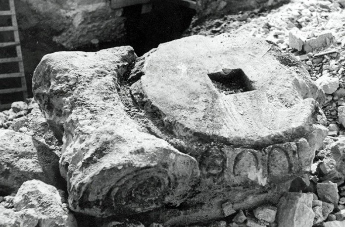 Le chapiteau ionique lors de sa découverte. On voit ici la face inférieure du plus grand des deux fragments retrouvés, le « lit de pose », qui comporte une cavité carrée permettant l’assemblage avec la colonne. © SRA, DRAC PACA, archives Benoit