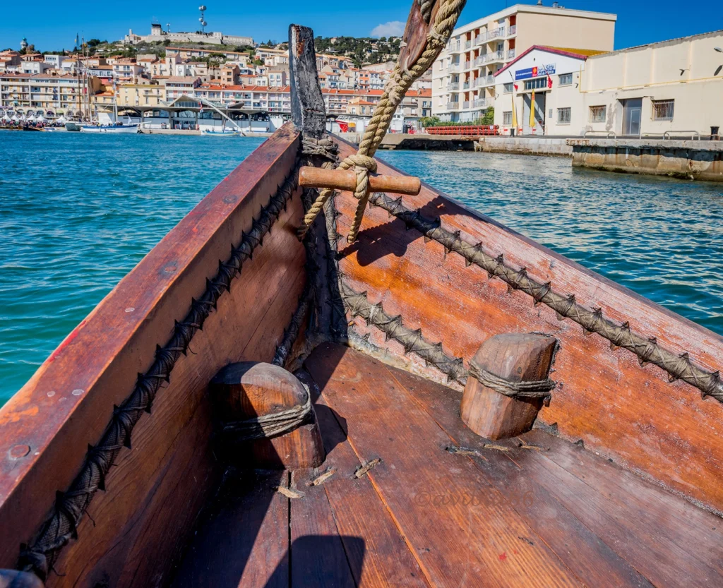 A bord du Gyptis. Bateau archaïque cousu main.