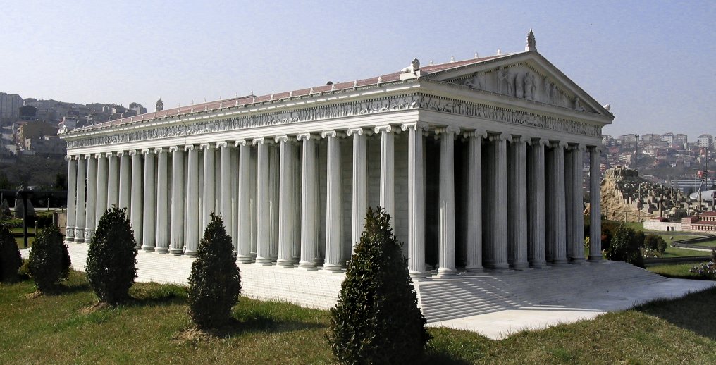 Forme probable du Temple d'Artémis à Éphèse, parc Miniatürk à Istanbul, Turquie.Photo: Zee Prime at cs.wikipedia - CC BY-SA 3.0